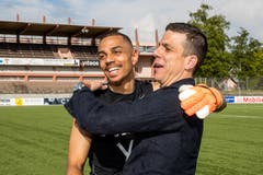 Der Trainer Bruno Berner, rechts, und Sebastian Osigwe liegen sich in den Armen. Bild: Philipp Schmidli (La Chaux-de-Fonds, 19. Mai 2018)
