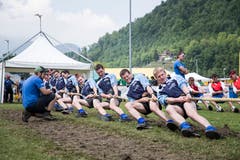 Der Seilziehclub Waltenschwil-Kallern legt sich ins Zeug. Bild: Manuela Jans-Koch (Stans, 19. Mai 2018)
