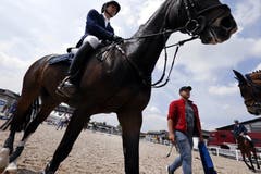 Ein Reiter mit Pferd auf dem Weg zum Parcours. Bild: Werner Schelbert (Zug, 19. Mai 2018)