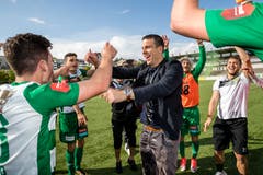 Der Coach Bruno Berner feiert mit den Spielern. Bild: Philipp Schmidli (La Chaux-de-Fonds, 19. Mai 2018)