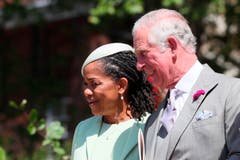 Die Brautmutter Doria Ragland und Prince Charles nach der Trauung. (Brian Lawless/pool photo via AP)