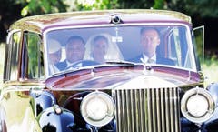 Meghan Markle und ihre Mutter Doria Ragland im Wagen auf dem Weg zur Kirche. (AP Photo/Tim Ireland)