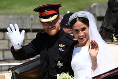 England Prinz Harry, der Herzog von Sussex und seine Frau Meghan Markle, nun die Herzogin von of Sussex, winken nach der Trauung. (Paul Ellis/pool photo via AP)