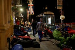 Um die besten Plätze zu ergattern, haben Fans entlang der Abschrankung schon in der Nacht ound den frühen Morgenstunden Stellung bezogen. (AP Photo/Matt Dunham)