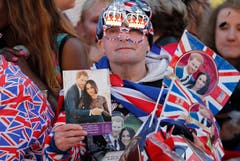 Ein Fan wartet auf die Hochzeitszeremonie (AP Photo/Frank Augstein)