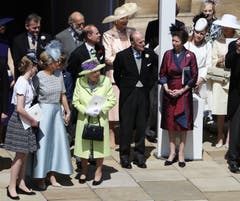 Englands Königin Queen Elizabeth II und Prince Philip sowie weitere Mitglieder der Königlichen Familie nach der Trauung von Prinz Harry and Meghan Markle in der St. George's Chapel in Windsor. (Andrew Milligan/pool photo via AP)