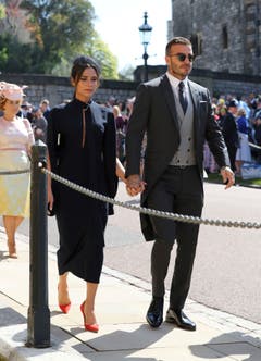 Designerin Victoria und Ex-Fussballprofi David Beckham sind ebenfalls dabei. (Gareth Fuller/pool photo via AP)