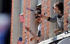 Die Frauen schwenken britische und US-amerikanische Flaggen. (AP Photo/Frank Augstein)