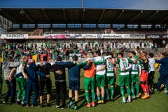 Die Spieler des SC Kriens bejubeln den Aufstieg in die Challenge League. Bild: Philipp Schmidli (La Chaux-de-Fonds, 19. Mai 2018)