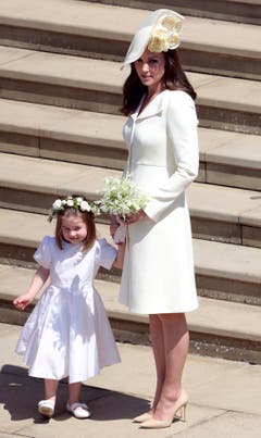 Kate, die Herzogin von Cambridge und Prinzessin Charlotte verlassen nach der Trauung die St. George's in Windsor. (Andrew Matthews/pool photo via AP)