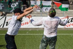 Der SC Kriens-Präsident Werner Baumgartner bekommt eine Wasserdusche. Bild: Philipp Schmidli (La Chaux-de-Fonds, 19. Mai 2018)