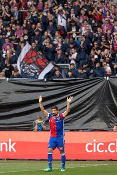 Vor dem Match wird Basels Davide Calla verabschiedet. | Bild: Georgios Kefalas / Keystone (Basel, 19. Mai 2018)
