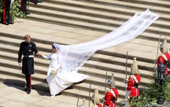 Prinz Harry und Meghan Markle verlassen als Ehepaar die St. George's Chapel im Windsor Castle in Windsor ini der Nähe von London. (Andrew Matthews/pool photo via AP)