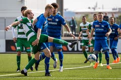Der Krienser Marco Wiget erzielt das 1:1. Der SC Kriens-Präsident Werner Baumgartner bekommt eine Wasserdusche. Bild: Philipp Schmidli (La Chaux-de-Fonds, 19. Mai 2018)