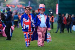 Die Fans zelebrierten den Event in den Farben und Flaggen von Grossbrittannien für den Prinzen Harry und von den USA für Meghan Markle. (Mike Egerton/PA via AP)