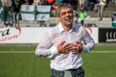 Der SC Kriens-Präsident Werner Baumgartner bekommt eine Wasserdusche. Bild: Philipp Schmidli (La Chaux-de-Fonds, 19. Mai 2018)