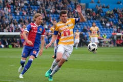 Luzerns Pascal Schürpf (rechts) im Duell mit Basels Michael Lang. | Bild: Martin Meienberger / Freshfocus (Basel, 19. Mai 2018)