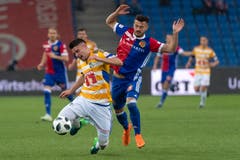 Luzerns Stefan Knezevic (links) im Kampf um den Ball gegen Basels Albian Ajeti. | Bild: Georgios Kefalas / Keystone (Basel, 19. Mai 2018)