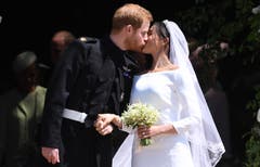 Der erste Kuss nach der Hochzeit. Bild: Neil Hall / EPA (London, 19. Mai 2018)