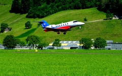 Farbenprächtiger PC-24 beim Start auf dem Flugplatz Buochs-Ennetbürgen. Bild: Sepp Bernasconi