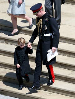 Prinz William mit Sohn Prinz George nach der Hochzeitsfeier. (Andrew Matthews/pool photo via AP)