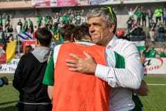 Der SC Kriens-Präsident Werner Baumgartner, rechts, und Stürmer Nico Siegrist freuen sich über den Aufstieg. Bild: Philipp Schmidli (La Chaux-de-Fonds, 19. Mai 2018)