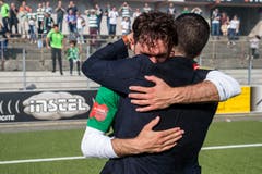 Coach Bruno Berner, rehcts, und Daniel Fanger liegen sich in den Armen. Bild: Philipp Schmidli (La Chaux-de-Fonds, 19. Mai 2018)
