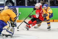Torhüter Andres Nilsson (links) und Mattias Ekholm gegen den Schweizer Tristan Scherwey. Bild: Andy Müller/Freshfocus (Kopenhagen, 20. Mai 2018)