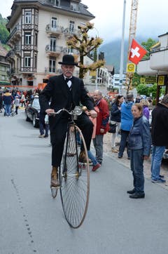 Impressionen von Oldtimer in Obwalden in Engelberg am Pfingstsonntag. Bruno Bachmann aus Kriens mit seinem Hochrad. Bild: Martin Uebelhart (Engelberg, 20. Mai 2018)