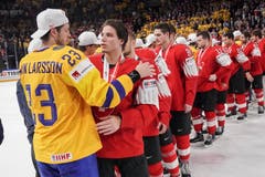 Oliver Ekman-Larsson und Kevin Fiala verabschieden sich nach dem Finalspiel. Bild: Andy Müller/Freshfocus (Kopenhagen, 20. Mai 2018)