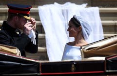 Im Schleier wurden Symbole eingearbeitet, welche die 53 Länder des Commonwealth präsentieren. Die Blumenmotive stellen die Flora der diversen Länder dar. (Bild: EPA/NEIL HALL / POOL)