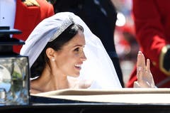 Das mit Diamanten besetzte Platin-Diadem stammt aus dem Jahre 1932 und wurde Meghan von Königin Elisabeth II. geliehen. (Bild: EPA/ANDY RAIN)