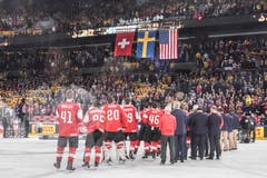 Die Schweizer während der Nationalhymne nach dem Spiel. Bild: Andy Müller/Freshfocus (Kopenhagen, 20. Mai 2018)