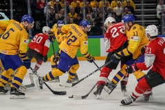 Nino Niederreiter (Nr. 22) schiesst gegen Adam Larsson, Patric Hornqvist und Mikael Backlund (von links) das Tor zum 1:0. Bild: Andy Müller/Freshfocus (Kopenhagen, 20. Mai 2018)