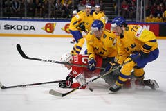 Der Schweizer Dean Kukan wird von den Schweden John Klingberg und Filip Forsberg tiefergelegt. Bild: Andy Müller/Freshfocus (Kopenhagen, 20. Mai 2018)