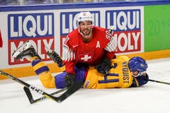 Roman Josi kommt auf Gustav Nyquist zu liegen. Bild: Andy Müller/Freshfocus (Kopenhagen, 20. Mai 2018)