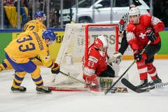 Viktor Arvidsson versucht es gegen Schweiz-Goalie Leonardo Genoni und Michael Fora. Bild: Andy Müller/Freshfocus (Kopenhagen, 20. Mai 2018)