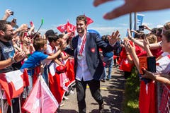 Roman Josi geniesst das Bad in der Menge. | Bild: Patrick Hürlimann / Keystone (Kloten, 21. Mai 2018)