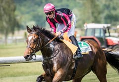 Frauenfeld TG - Impressionen vom Grossen Pfingstrenntag 2018 in Frauenfeld. Im Bild: der Grosse Preis der Thurgauer Kantonalbank, 86. Grosses Flachrennen am Pfingstmontag; es gewinnt Milan Zatloukal auf Samurai (Nummer 2, pinker Helm).