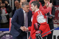 Raphael Diaz (rechts) nimmt Gratulationen von Verbandspräsident René Fasel entgegen. | Bild: Andy Müller / Freshfocus (Kopenhagen, 20. Mai 2018)(Andy Mueller/freshfocus)