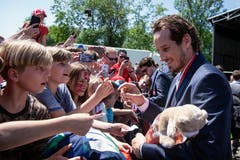 Nimmt sich Zeit für die Fans: Nati-Trainer Patrick Fischer. | Bild: Melanie Duchene /Keystone (Kloten, 21. Mai 2018)