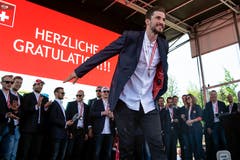 Roman Josi reisst vor den Fans die Welle an. | Bild: Melanie Duchene /Keystone (Kloten, 21. Mai 2018)