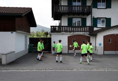 Das Team aus dem deutschen Nollingen spielt auf dem Hartplatz ein. (Bild: Stefan Kaiser, 19. Mai 2018)