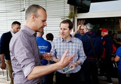 Am Sponsorenapéro in Cham sind auch der Regierungsrat Stephan Schleiss (links) und der Nationalrat Thomas Aeschi anzutreffen. (Bild: Stefan Kaiser, 19. Mai 2018)