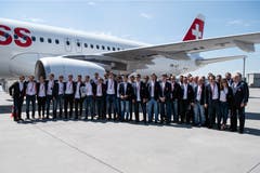 Gruppenfoto der Nati-Spieler vor dem Flieger, der sie nach Hause gebracht hat. | Bild: Melanie Duchene / Keystone (Kloten, 21. Mai 2018)
