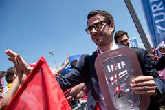 Raphael Diaz mit der Trophäe. | Bild: Melanie Duchene / Keystone (Kloten, 21. Mai 2018)
