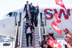 Die Spieler (im Vordergrund Roman Josi) steigen aus dem Flugzeug. | Bild: Melanie Duchene / Keystone (Kloten, 21. Mai 2018)