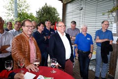 Strahlen um die Wette: Chams Gemeindepräsident Georges Helfenstein (links) und Beni Thurnheer. (Bild: Stefan Kaiser, 19. Mai 2018)