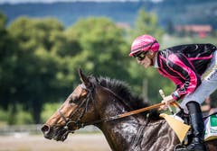 Frauenfeld TG - Impressionen vom Grossen Pfingstrenntag 2018 in Frauenfeld. Im Bild: der Grosse Preis der Thurgauer Kantonalbank, 86. Grosses Flachrennen am Pfingstmontag; es gewinnt Milan Zatloukal auf Samurai (Nummer 2, pinker Helm).