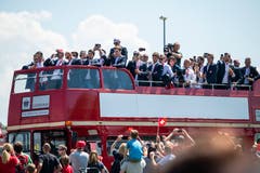 Die Spieler der Eishockeynati werden von ihren Fans freudig begrüsst. | Bild: Patrick Huerlimann / Keystone (Kloten, 21. Mai 2018)